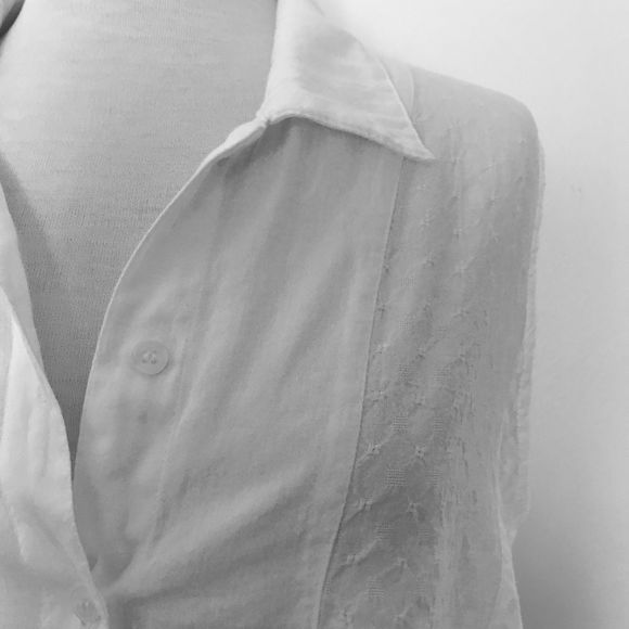 White Cotton Sleeveless Blouse, Button-Down, with lace and two pockets - Picture 2 of 7
